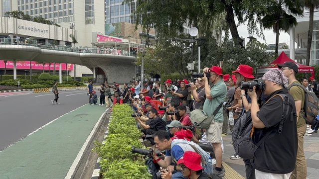 Fotografer memotret pejalan kaki dan pesepeda 