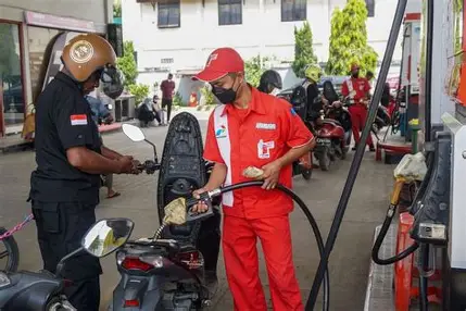 ILUSTRASI pengendara motor sedang mengisi minyak di SPBU.