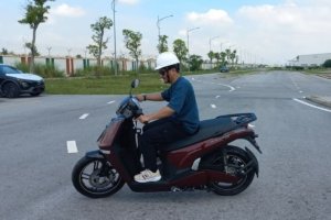 Uji Coba VinFast Theon S: Motor Listrik Futuristik dengan Desain Sporty, Tapi Masih Pakai Rantai