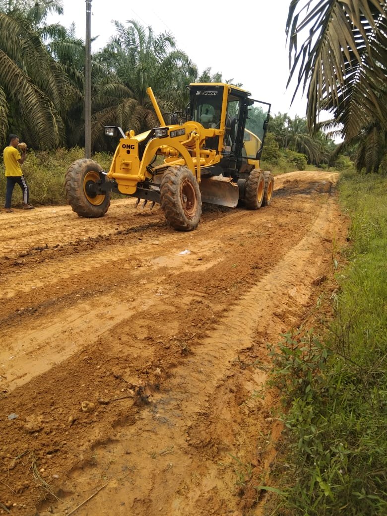 Warga Bahar Selatan Gotong Royong Perbaiki Jalan Rusak, Dorong Akses Ekonomi Muaro Jambi