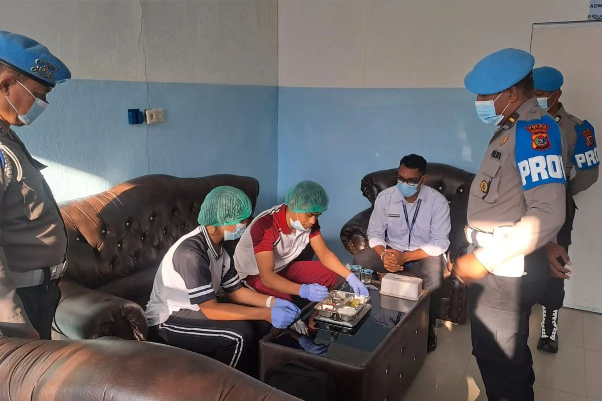 Polda NTT Rutin Awasi Keamanan Menu Makan Bergizi Gratis untuk Siswa Sekolah di Kupang