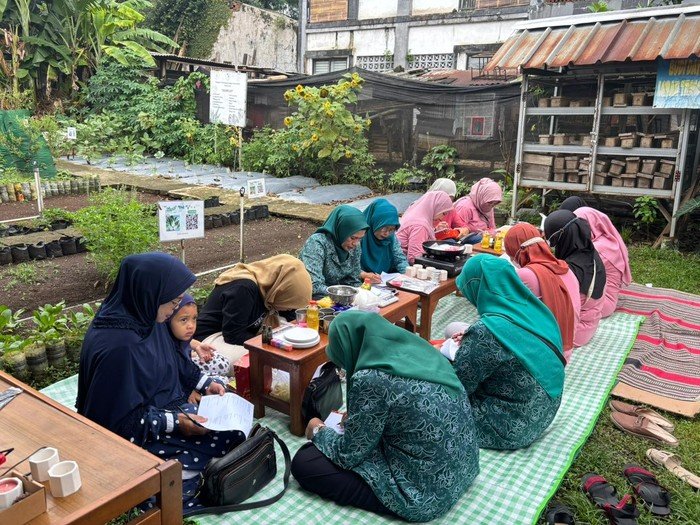 BRI Peduli Latih Warga Bogor Ubah Minyak Jelantah Jadi Sabun Ramah Lingkungan