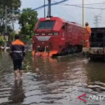 16 Perjalanan Kereta Dibatalkan Akibat Banjir Rendam Rel di Semarang