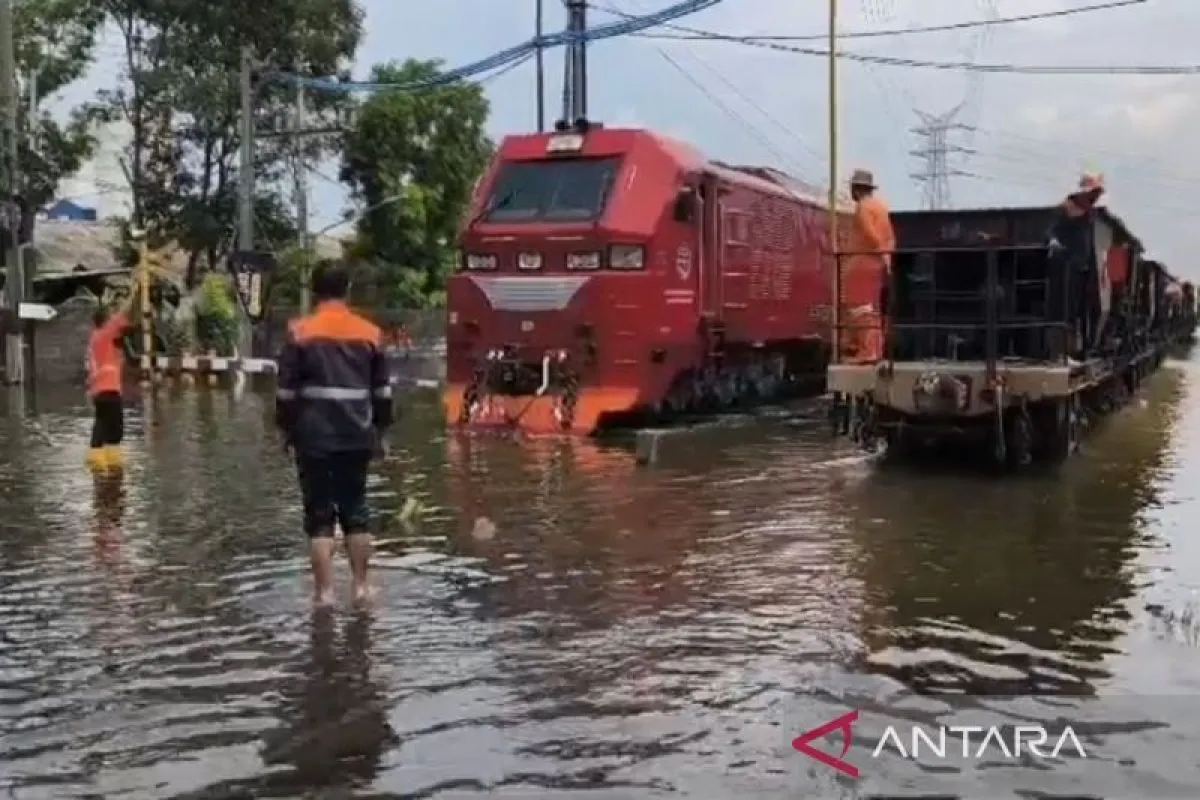 16 Perjalanan Kereta Dibatalkan Akibat Banjir Rendam Rel di Semarang