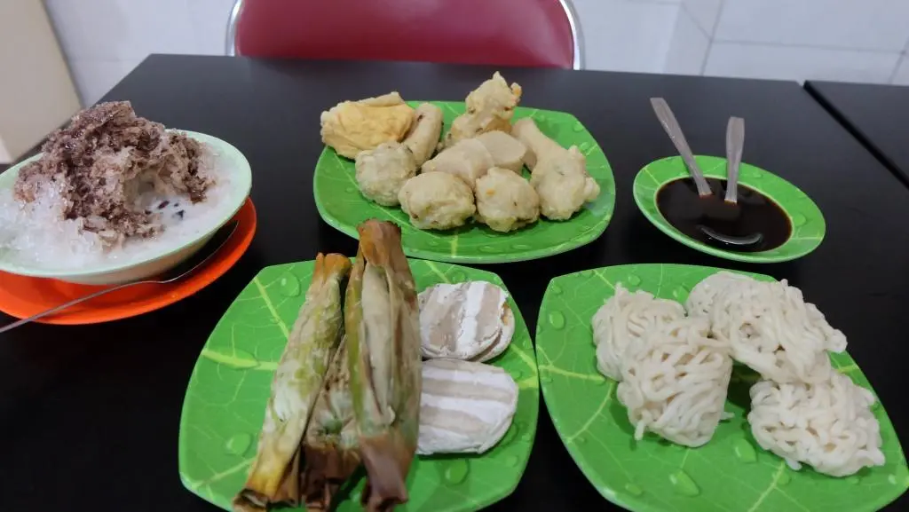 20 Tempat Pempek Terbaik di Jambi yang Wajib Kamu Coba, Dijamin Ketagihan Setiap Suapan!