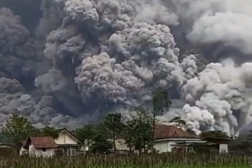 Erupsi Gunung Semeru, Awan Panas 8,5 Km Tutup Akses Jembatan Gladak Perak