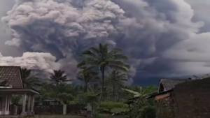 Aktivitas Gunung Semeru Meningkat, 45 Gempa Erupsi Tercatat dalam Enam Jam