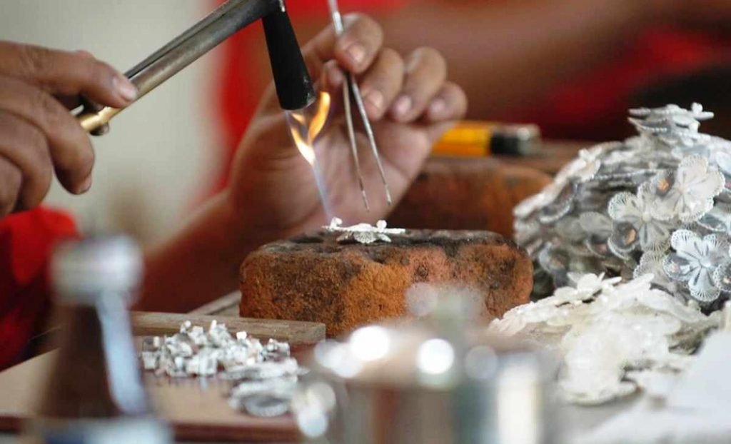 Harga Perak Antam Naik Rp75 Jadi Rp31.925 per Gram