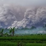 Erupsi Semeru Hari Ini: Status Awas, 3 Desa Terdampak dan 300 Warga Mengungsi