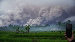 Erupsi Semeru Hari Ini: Status Awas, 3 Desa Terdampak dan 300 Warga Mengungsi