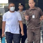 Pakai Masker Putih, Gubernur Abdul Wahid Tiba di KPK