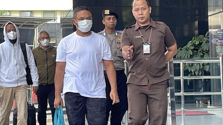 Pakai Masker Putih, Gubernur Abdul Wahid Tiba di KPK