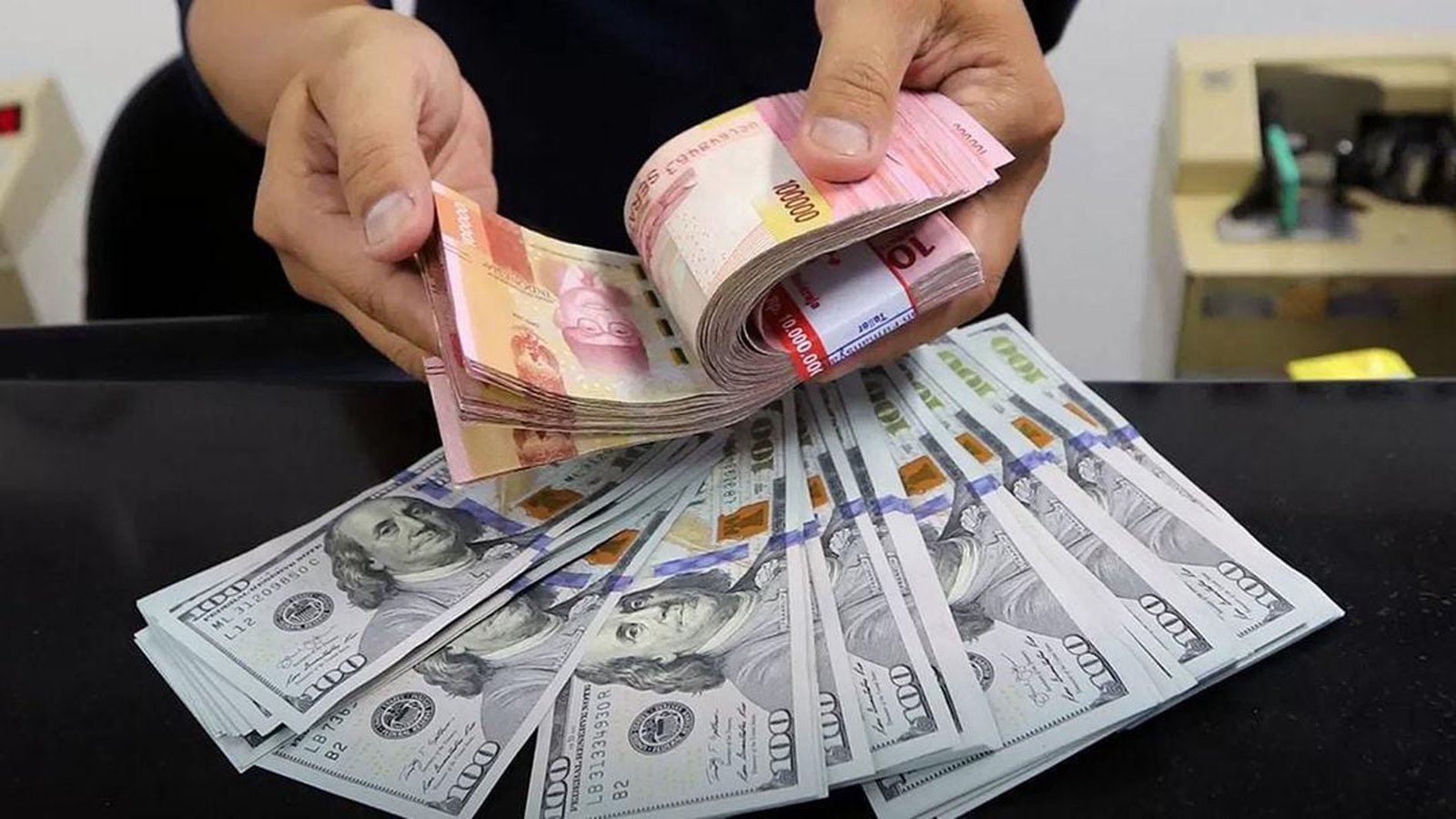 Rupiah Melemah Lagi, Tembus Rp16.724 per Dolar AS