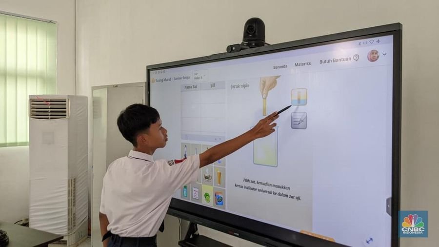 Papan Digital Gantikan Papan Tulis di Ruang Kelas