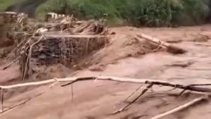 Banjir Bandang Putus Jembatan, Kampung Karikil Sukabumi Terisolasi