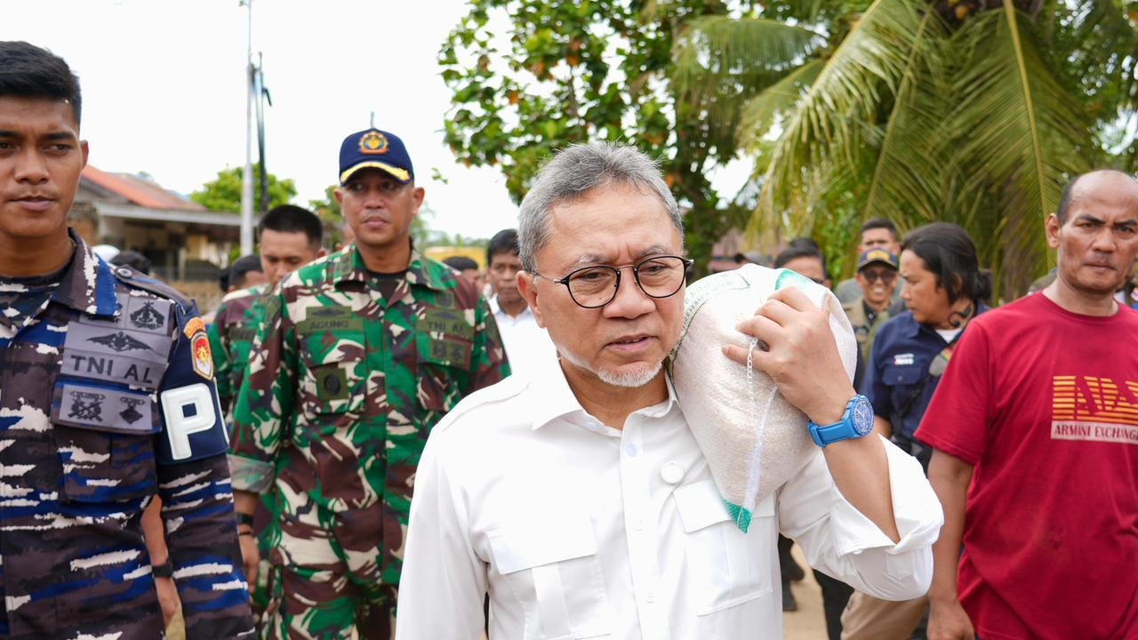 Tinjau Banjir Padang, Zulhas Panggul Beras Sekarung untuk Warga
