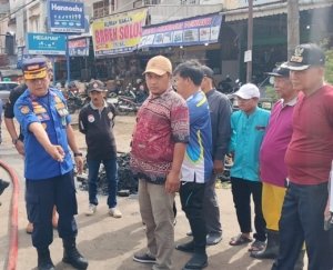 Drainase Tersumbat Picu Genangan di Simpang Mayang, Tim Gabungan Bersama-sama Bersihkan Saluran Air