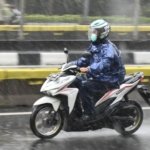 Waspada Jalan Licin, Jaga Keselamatan Pemotor Saat Mengerem