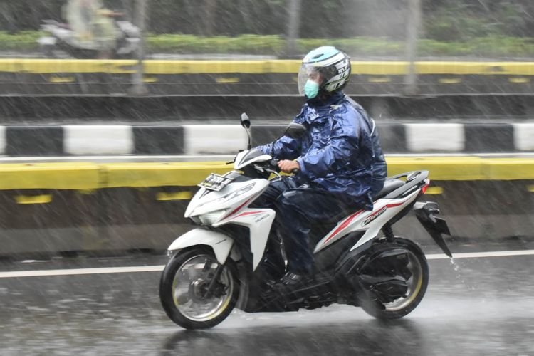 Waspada Jalan Licin, Jaga Keselamatan Pemotor Saat Mengerem