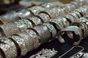 Harga Perak Antam Hari Ini Merosot