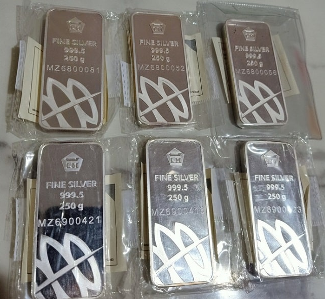 Harga Perak Antam Naik Tinggi