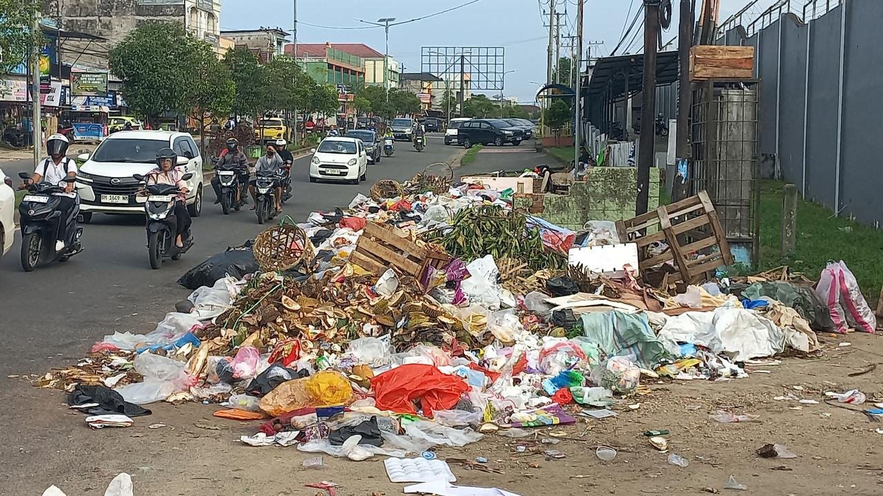 Digaji Rp65 Ribu per Hari, Petugas Kebersihan Jambi Nilai Slogan Kota Bahagia Hanya Retorika