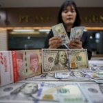 Rupiah Melemah Dekati Rp17.000, Ini Sektor Saham yang Diuntungkan dan Tertekan