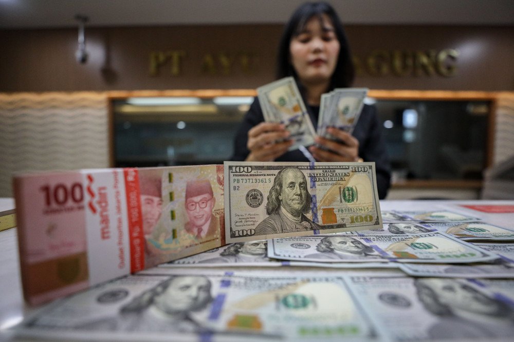 Rupiah Melemah Dekati Rp17.000, Ini Sektor Saham yang Diuntungkan dan Tertekan