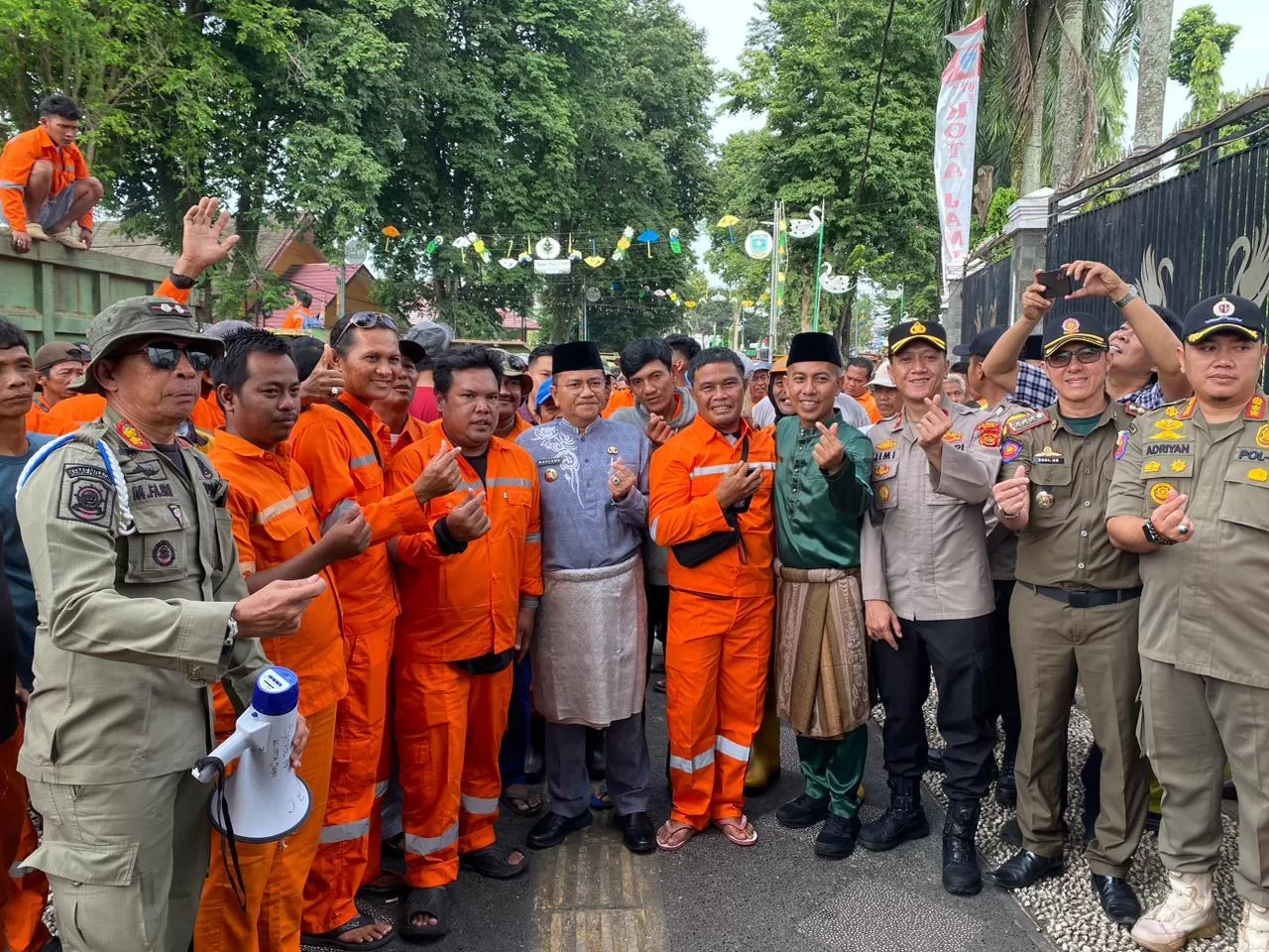 Bahagia untuk Siapa? Saat Petugas Kebersihan Masih Dibayar Tak Layak