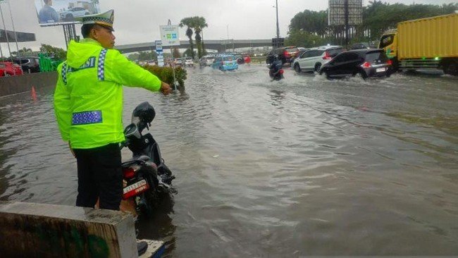 Banjir Genangi Akses Jalan Menuju Bandara Soekarno-Hatta