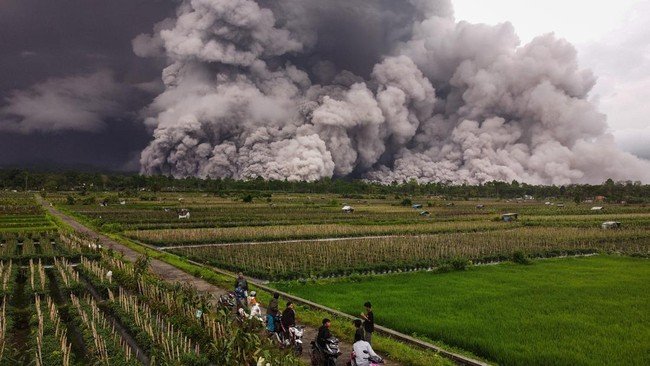 Gunung Semeru Erupsi 6 Kali, Kolom Letusan Tertinggi Capai 1 Kilometer