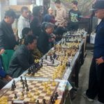 Hadapi 10 Pecatur Terbaik, MN Izhar Bafadhol Gelar Simultan di Posko Catur Rusuh Sungai Penuh