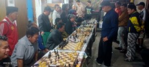 Hadapi 10 Pecatur Terbaik, MN Izhar Bafadhol Gelar Simultan di Posko Catur Rusuh Sungai Penuh