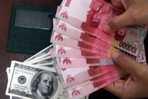 Nilai Tukar Rupiah Melemah, Dekati Rp17.000 per Dolar AS