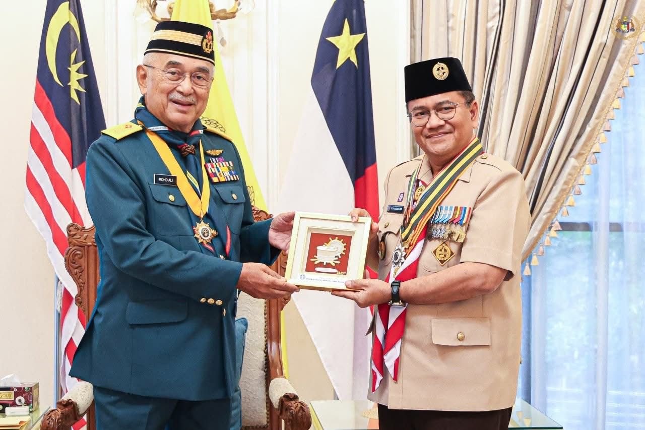 Wali Kota Jambi Maulana Terima Medali Semangat Rimba Silver dari Pengakap Malaysia di Melaka