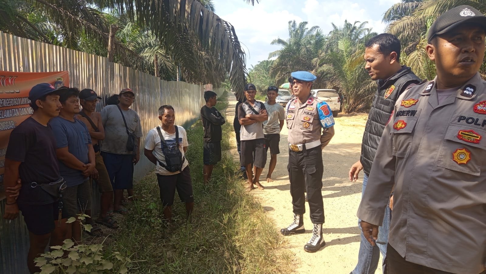 Polsek Bahar Selatan Edukasi Pekerja Sumur Minyak Rakyat soal K3 dan Regulasi ESDM di Tanjung Lebar