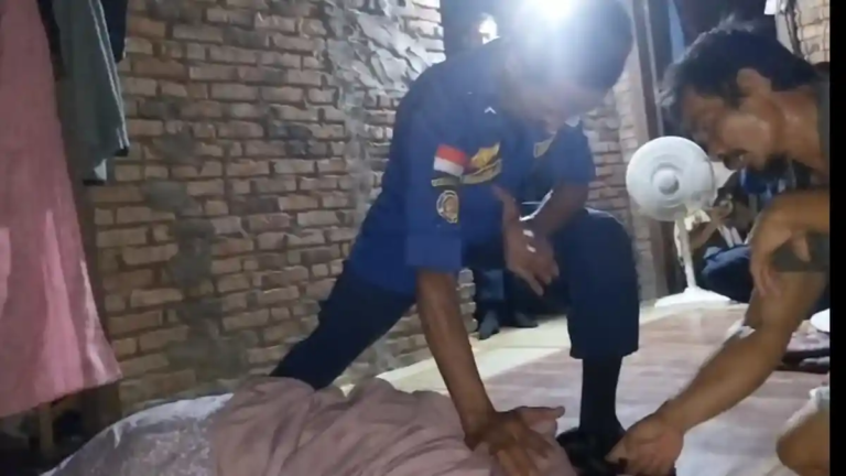 Damkar Palmerah Kota Jambi Berhasil Pulihkan Warga Kerasukan di Sungai Gelam