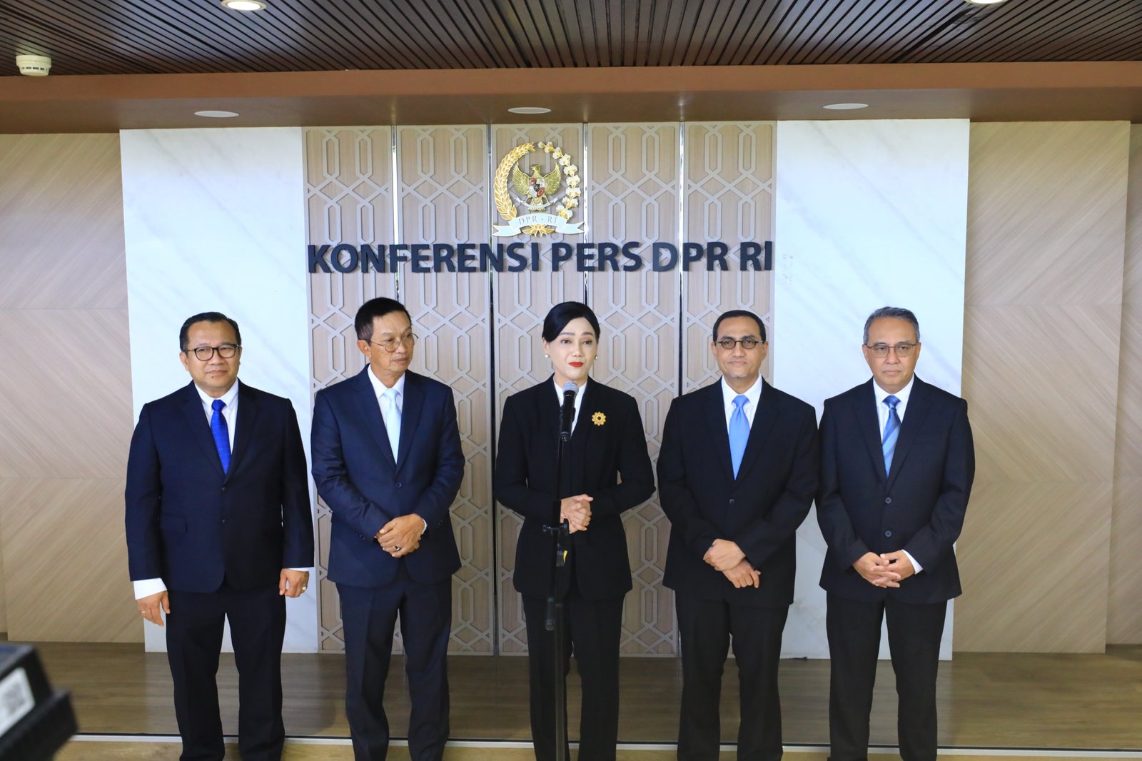 DPR Tetapkan 5 Anggota Dewan Komisioner OJK, Friderica Widyasari Dewi Jadi Ketua