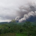 Gunung Semeru Dua Kali Erupsi Pagi Ini, Tinggi Letusan Capai 1.000 Meter