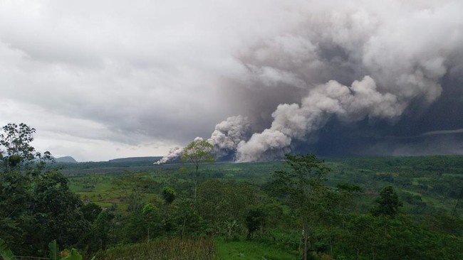 Gunung Semeru Dua Kali Erupsi Pagi Ini, Tinggi Letusan Capai 1.000 Meter
