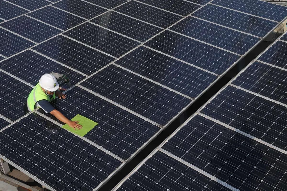 China Pertimbangkan Batasi Ekspor Teknologi Panel Surya ke AS