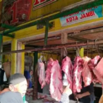 Harga Daging Sapi di Pasar Angso Duo Tembus Rp150.000 per Kg