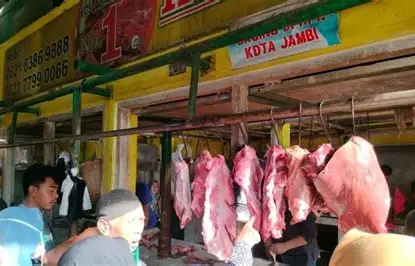 Harga Daging Sapi di Pasar Angso Duo Tembus Rp150.000 per Kg