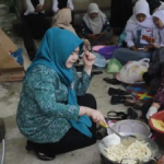 TP PKK Tanjab Barat Dorong UMKM Lewat Pelatihan Kletek Udang