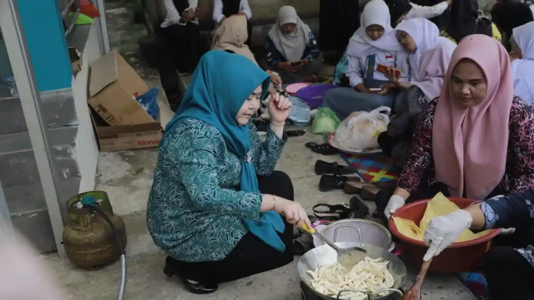 TP PKK Tanjab Barat Dorong UMKM Lewat Pelatihan Kletek Udang