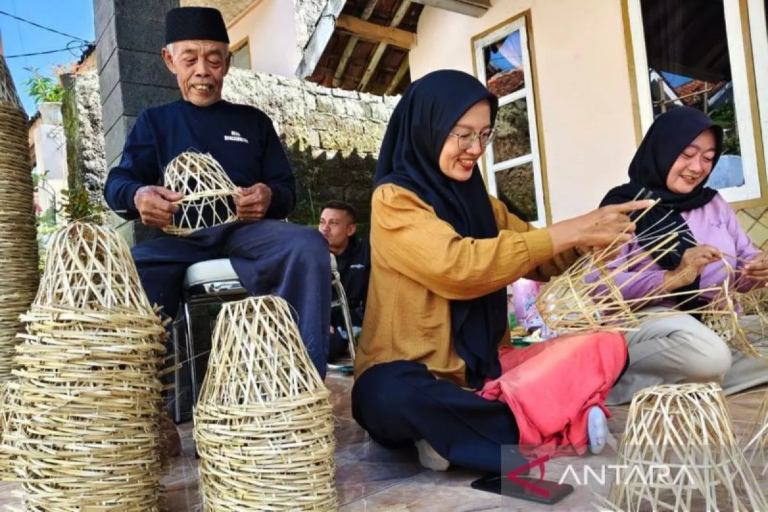 Geliat Kerajinan Bongsang di Sumedang Meningkat Jelang Idul Adha, Produksi Tembus Ratusan Ribu