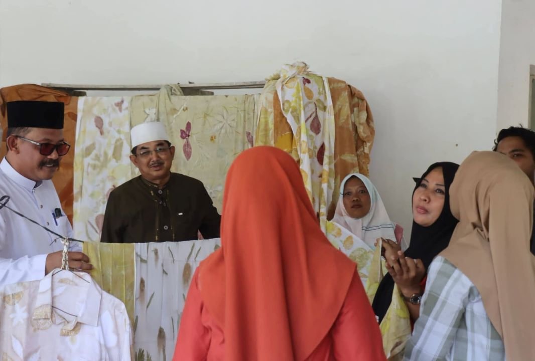 Bupati Tanjabbar Siap Fasilitasi UMKM Ecoprint Kuala Dasa