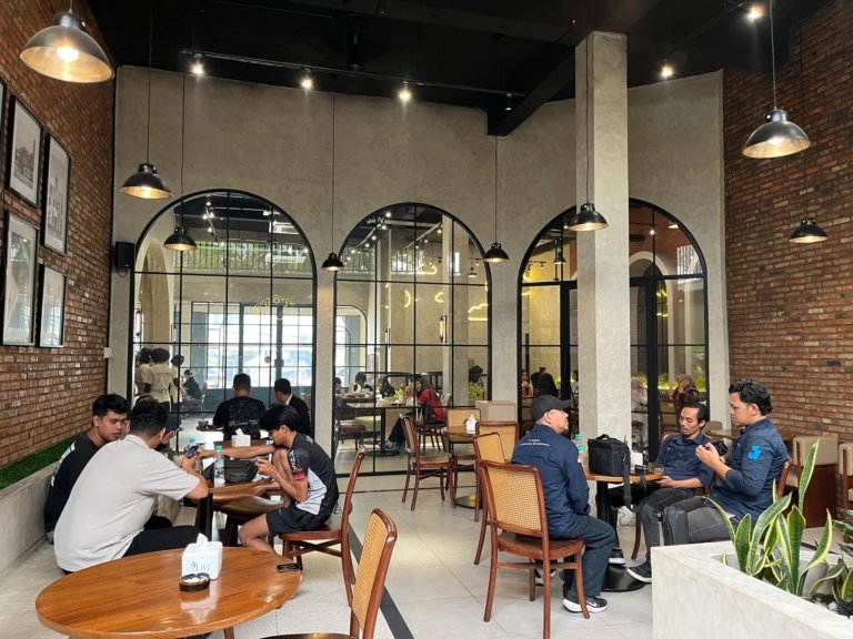 Bukan Sekadar Nongkrong, Cloudnine Coffee & Eatery Jadi Kantor Kedua Pekerja di Jambi