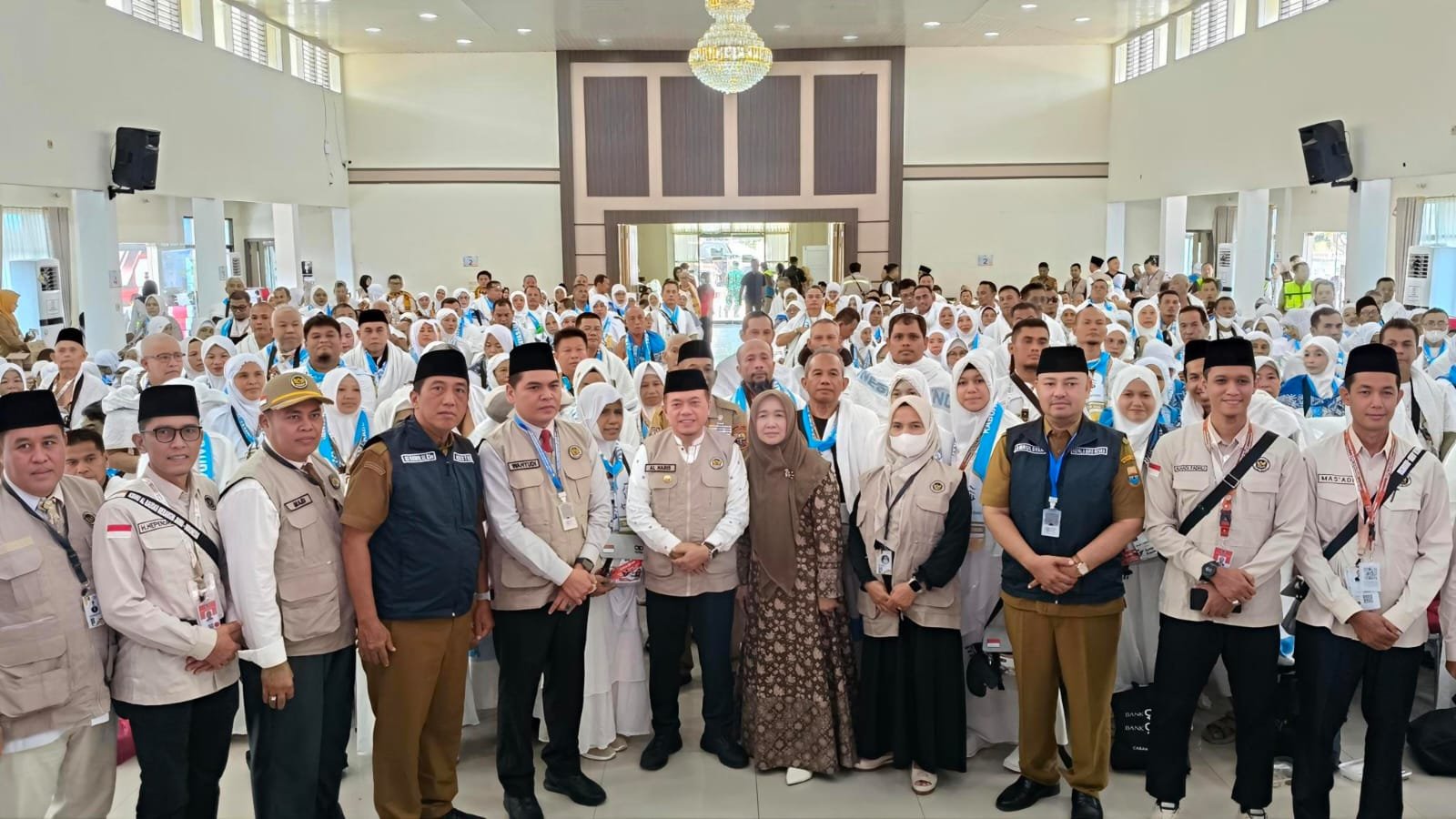 Gubernur Al Haris Lepas 442 Jamaah Haji Kloter 19 Jambi