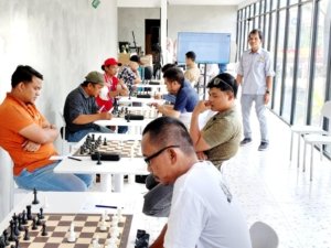 Turnamen 10 Best Chess Player Jambi 2026 Memanas! Sarmadoli Tumbangkan Izhar Bafadhal, Duel Para Master Warnai Putaran Pertama